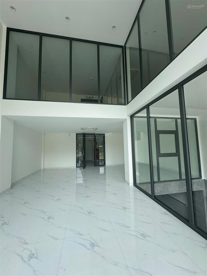 Cho thuê văn phòng 8x18m hầm  4 tầng sàn trống. giá thuê 70tr/th,  quân 0901 380 ***
