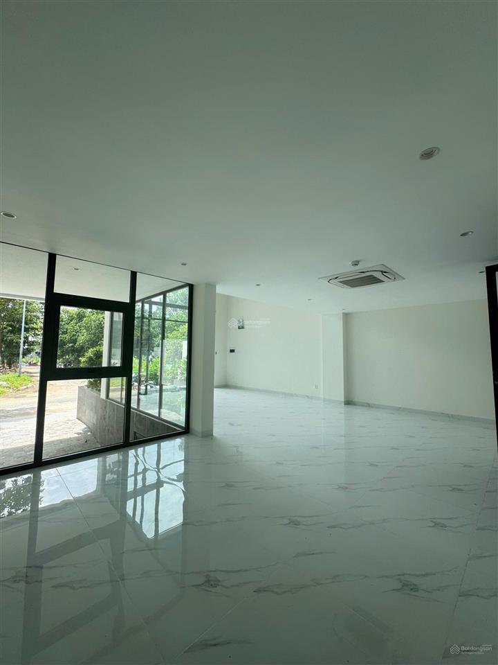 Cho thuê văn phòng 8x18m hầm  4 tầng sàn trống. giá thuê 70tr/th,  quân 0901 380 ***