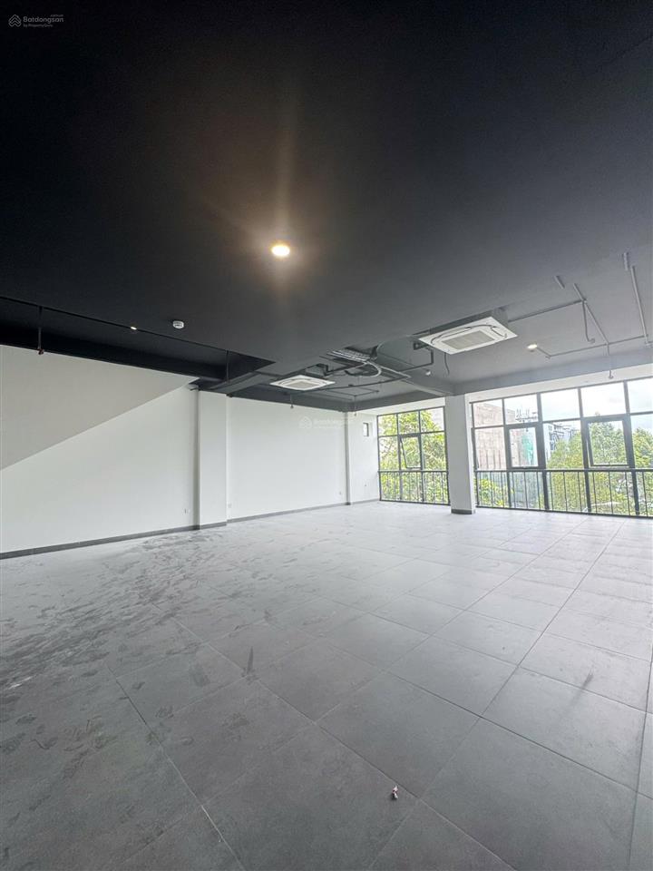 Cho thuê văn phòng 8x18m hầm  4 tầng sàn trống. giá thuê 70tr/th,  quân 0901 380 ***