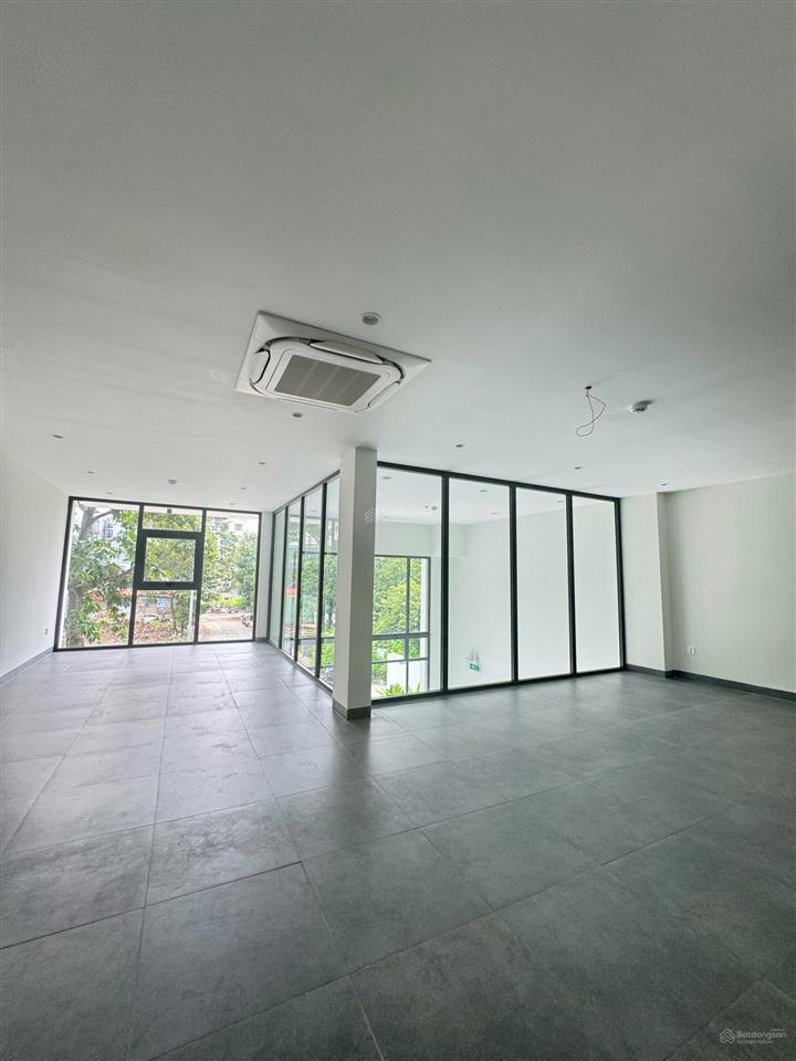 Cho thuê văn phòng 8x18m hầm  4 tầng sàn trống. giá thuê 70tr/th,  quân 0901 380 ***