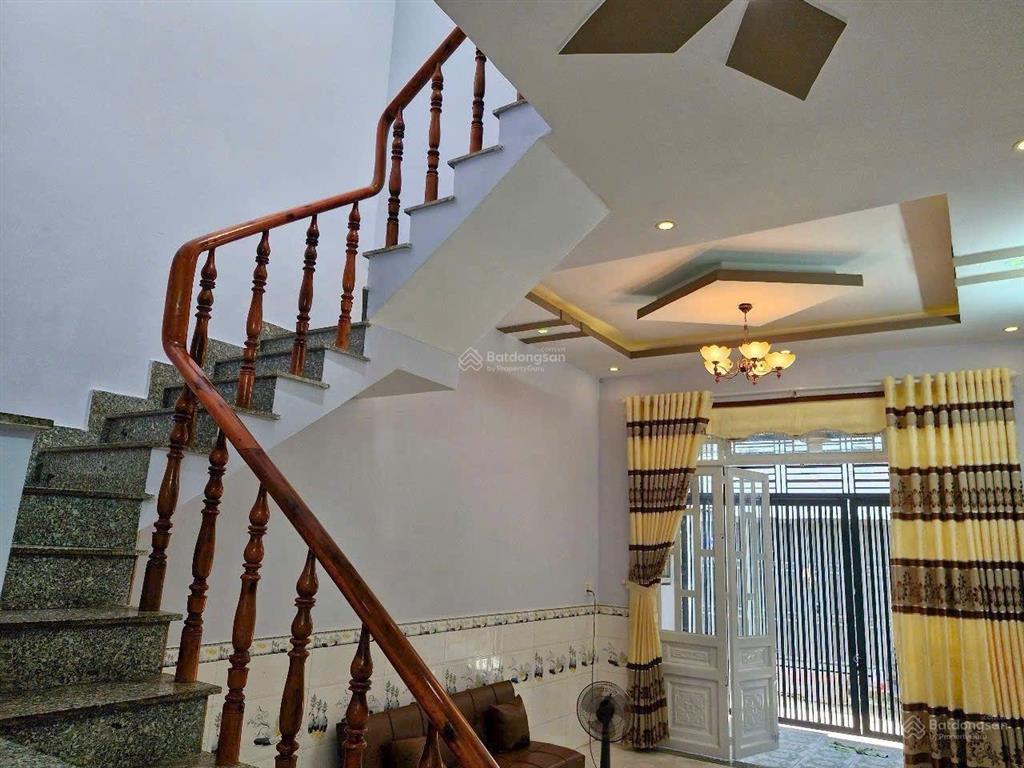 Nhà đẹp dt 4x12m 1 trệt 1 lầu 2 phòng ngủ gần cầu rạch tra dọn vào ở ngay