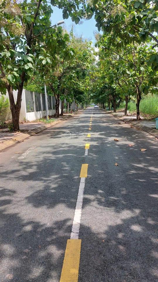 Bán lô đất sổ đỏ cá nhân sát trường trung học cát lái.quận 2.dt 5x20m(100m2) giá 72 tr/m2.