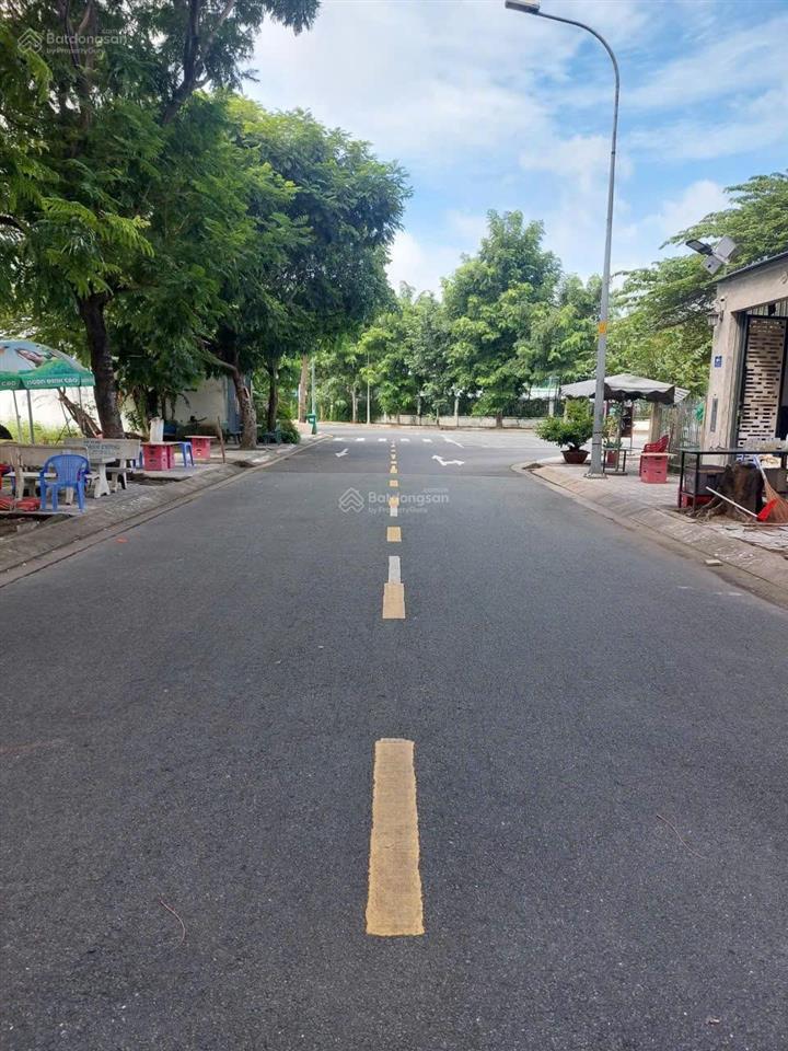 Bán lô đất sổ đỏ cá nhân sát trường trung học cát lái.quận 2.dt 5x20m(100m2) giá 72 tr/m2.