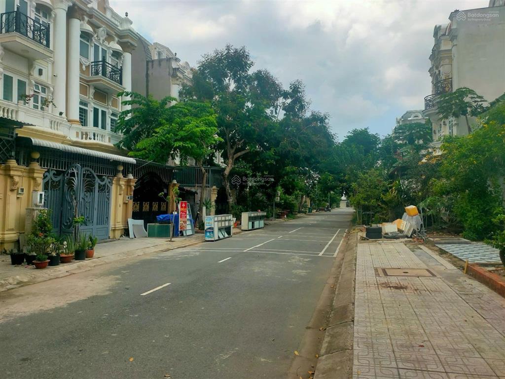 Bán căn nhà phố khu ninh giang tại cát lái. quận 2. dt 5x17m. 1 trệt 2 lầu 1 tum. giá 8.8 tỷ. shr