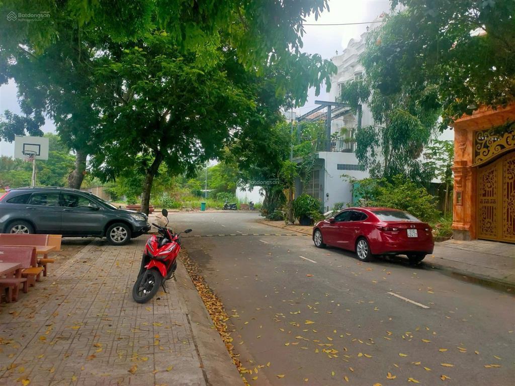 Bán căn nhà phố khu ninh giang tại cát lái. quận 2. dt 5x17m. 1 trệt 2 lầu 1 tum. giá 8.8 tỷ. shr