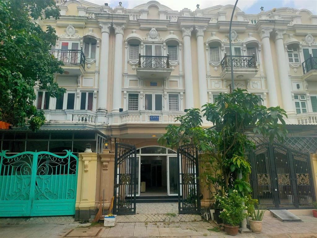 Bán căn nhà phố khu ninh giang tại cát lái. quận 2. dt 5x17m. 1 trệt 2 lầu 1 tum. giá 8.8 tỷ. shr