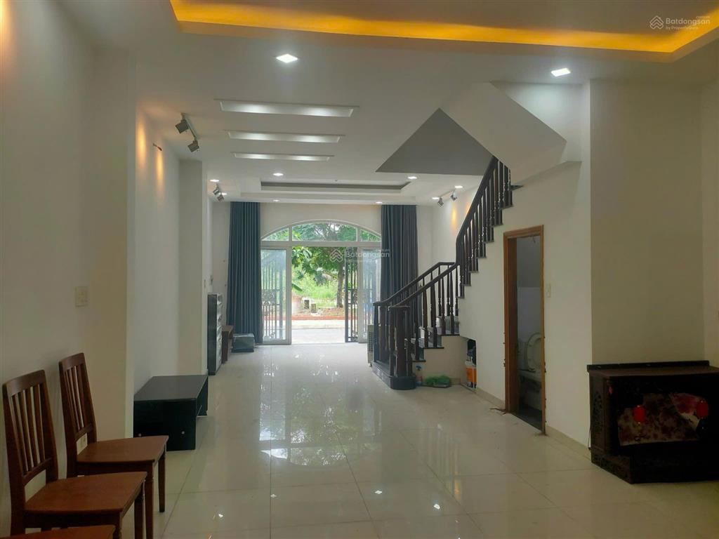 Bán căn nhà phố khu ninh giang tại cát lái. quận 2. dt 5x17m. 1 trệt 2 lầu 1 tum. giá 8.8 tỷ. shr