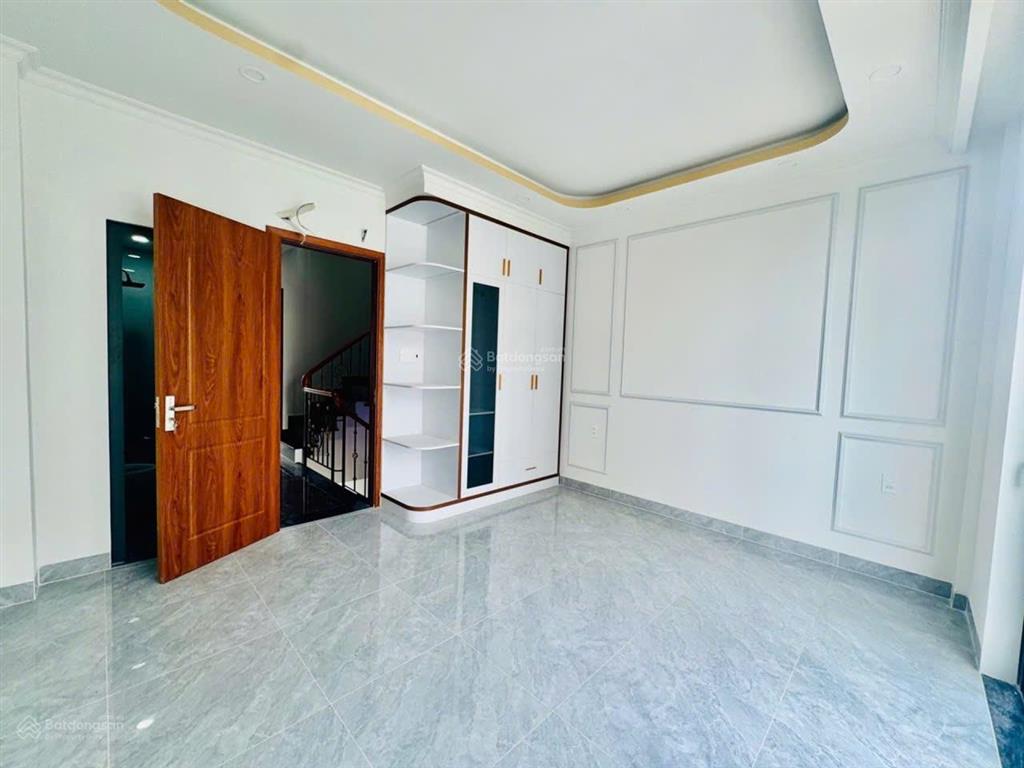 Bán nhà mới xây đường ô tô vô tận nơi. cách chợ hiệp bình 300m. 1 trệt 3 lầu. sổ hồng. giá 8.8 tỷ