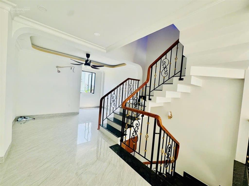 Bán nhà mới xây ngay chợ hiệp bình. phường.hbc. tp thủ đức.đường ô tô vô tận nơi.giá 8.8 tỷ (tl )