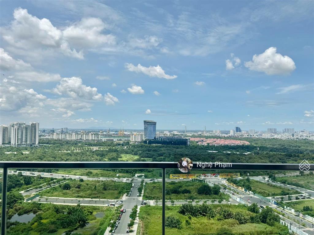 Cần bán căn hộ 2pn toà crest  metropole, nhà rộng hướng mát, view landmark 81. nội thất hiện đại