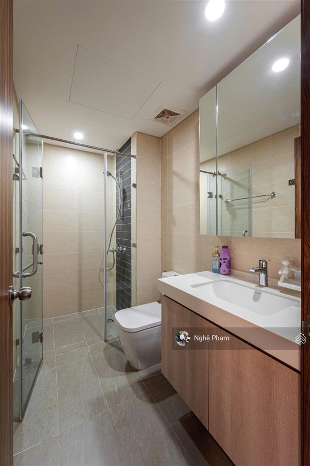 Cần bán căn hộ 2pn hà đô centrosa quận 10. tầng cao view bitexco. hướng nắng sáng, sẵn sổ hồng
