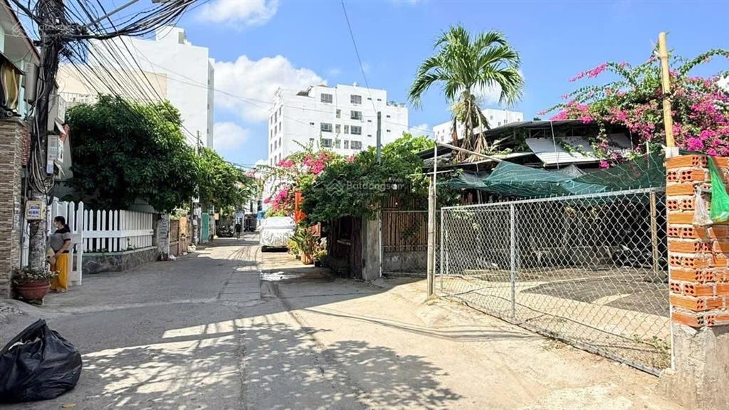 Bán đất lô góc đất mặt tiền đường sao biển cách biển 200m, đường oto thông thoáng, giá chỉ 21,5 tỷ.