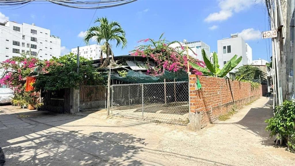 Bán đất lô góc đất mặt tiền đường sao biển cách biển 200m, đường oto thông thoáng, giá chỉ 21,5 tỷ.