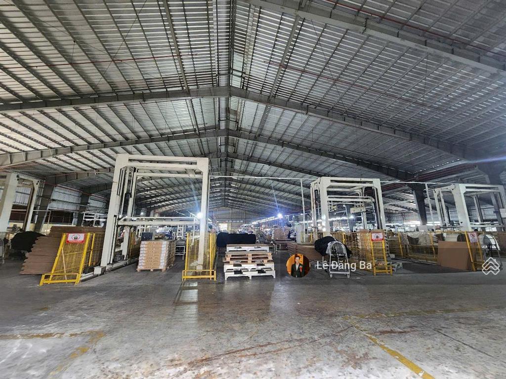 Bán xưởng trong kcn tân uyên. diện tích 20000m2, xưởng và văn phòng 6500m2, giá bán 130 tỷ (tl)