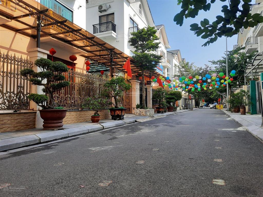 Em bán căn biệt thự đông trù. mặt tiền 12 mét. gần triển lãm quốc gia và vin cổ loa hướng mát