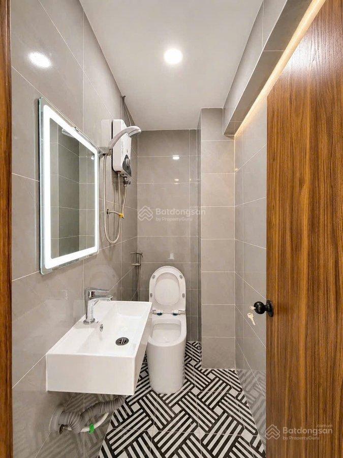 Nhà mặt tiền đường huỳnh văn bánh, 5 tầng mới đẹp, giá chỉ 10,7 tỷ