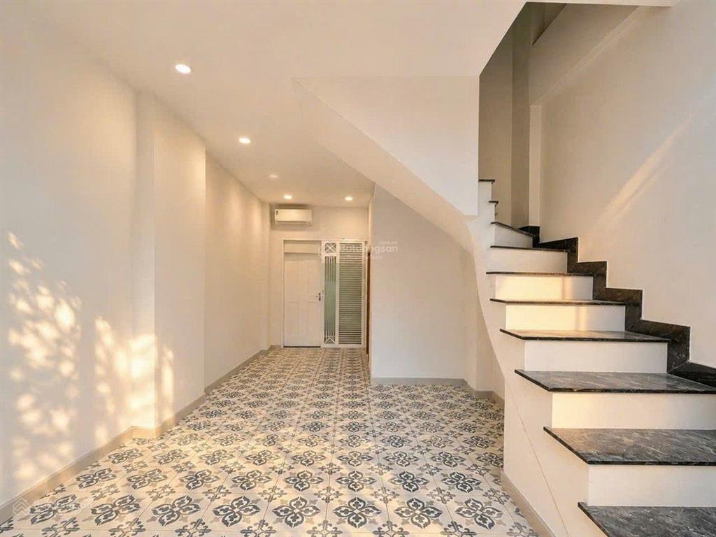 Nhà mặt tiền đường huỳnh văn bánh, 5 tầng mới đẹp, giá chỉ 10,7 tỷ
