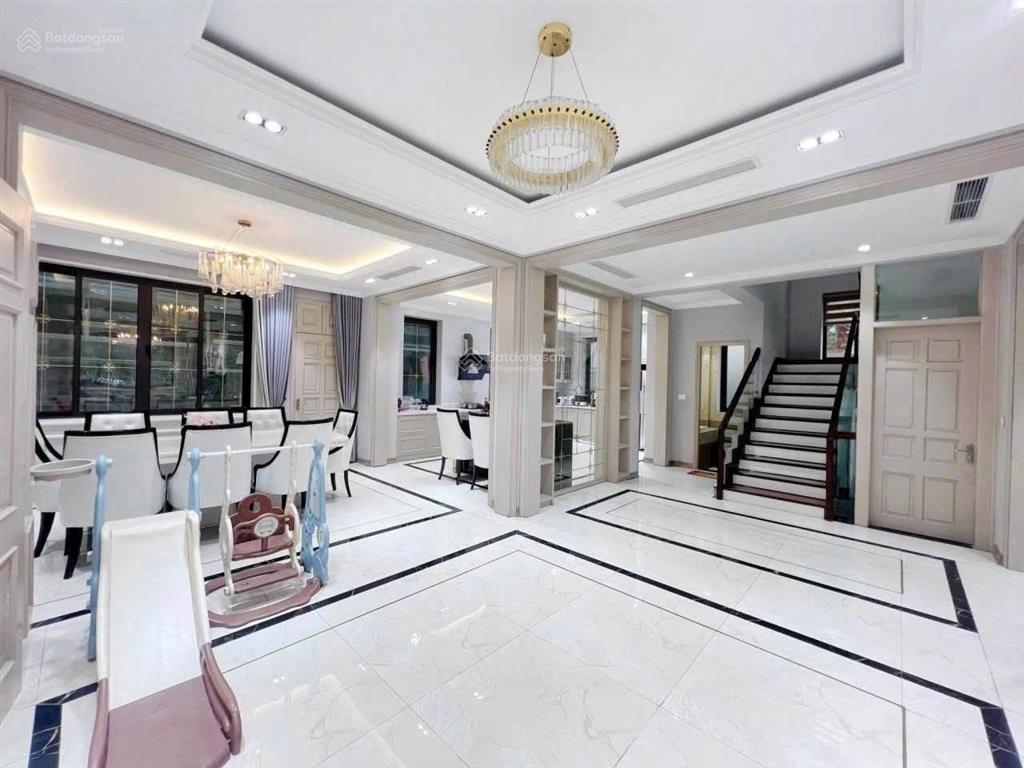 Hạ chào 6 tỷ!! bt làng việt kiều châu âu  vị trí kinh doanh cực sướng  dt 260m2 mt 15m