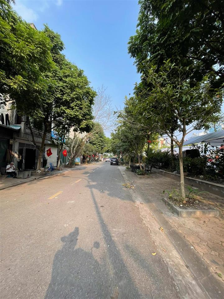 Bán đất tái định cư giang biên, 40m2 lô góc giá tốt