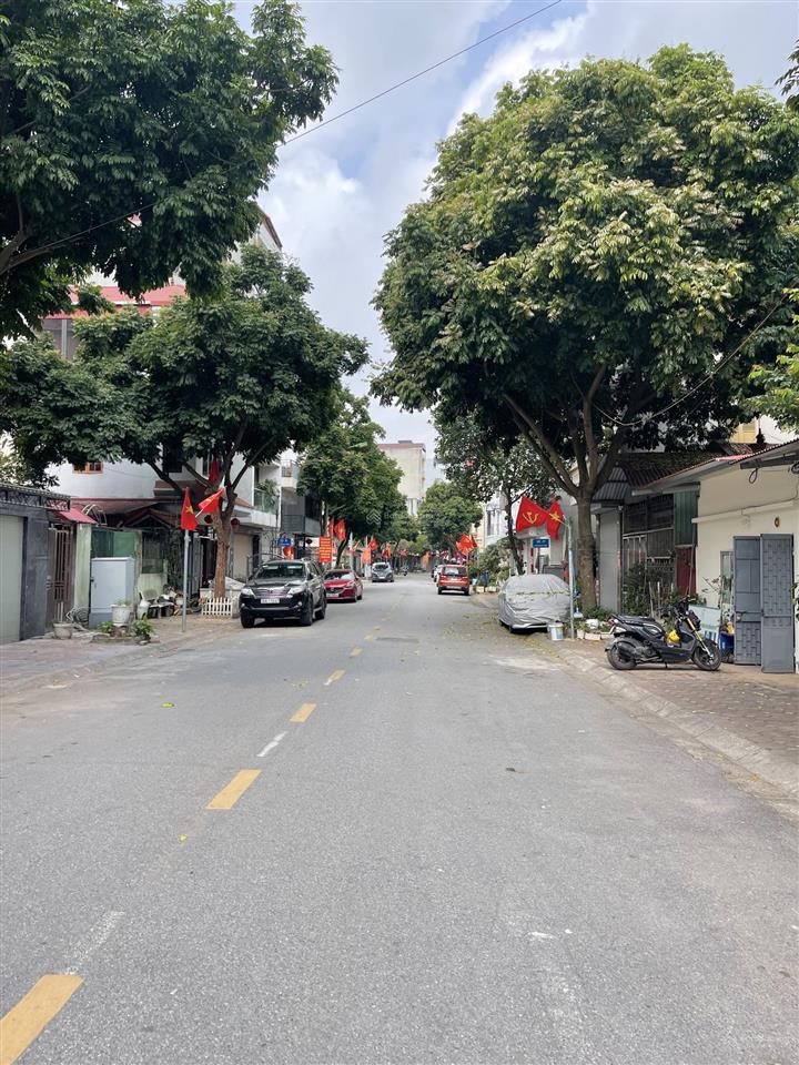 Bán đất mặt phố giang biên , đường to kinh doanh, gần hồ