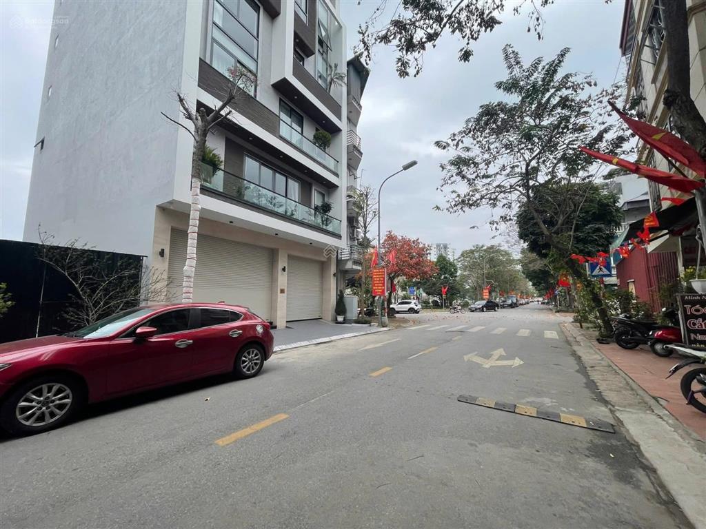 Bán đất mặt phố giang biên , đường to kinh doanh, gần hồ