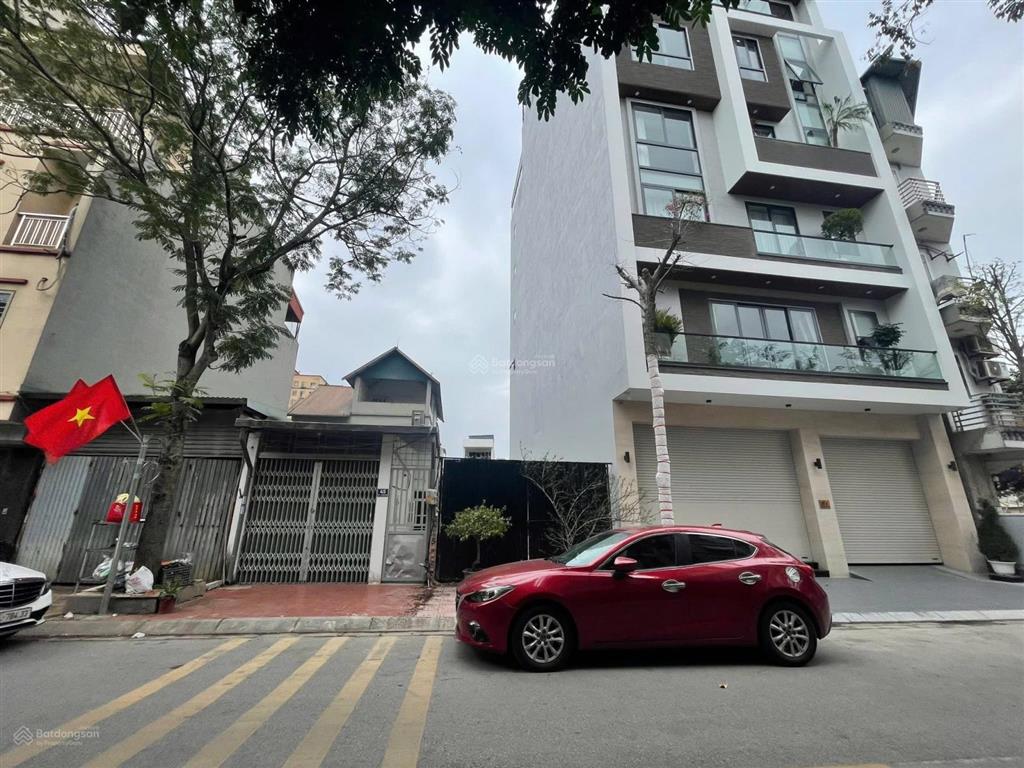 Bán đất mặt phố giang biên , đường to kinh doanh, gần hồ