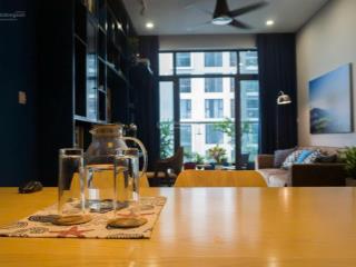 Gia đình mình cần bán căn hộ 2 phòng ngủ tầng trung view sông hồng