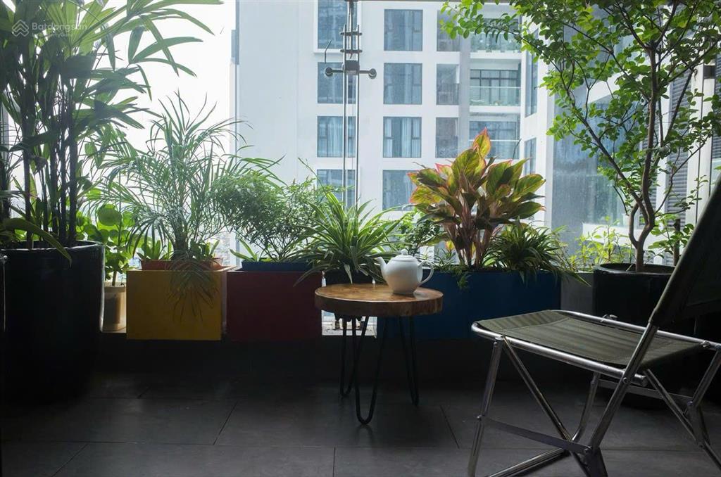 Gia đình mình cần bán căn hộ 2 phòng ngủ tầng trung view sông hồng