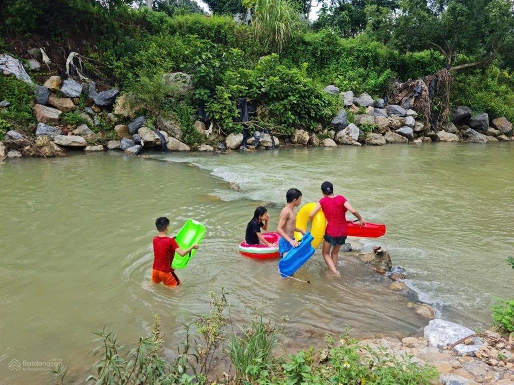 Cần bán homestay 1528m2 bám suối đang kinh doanh ổn định