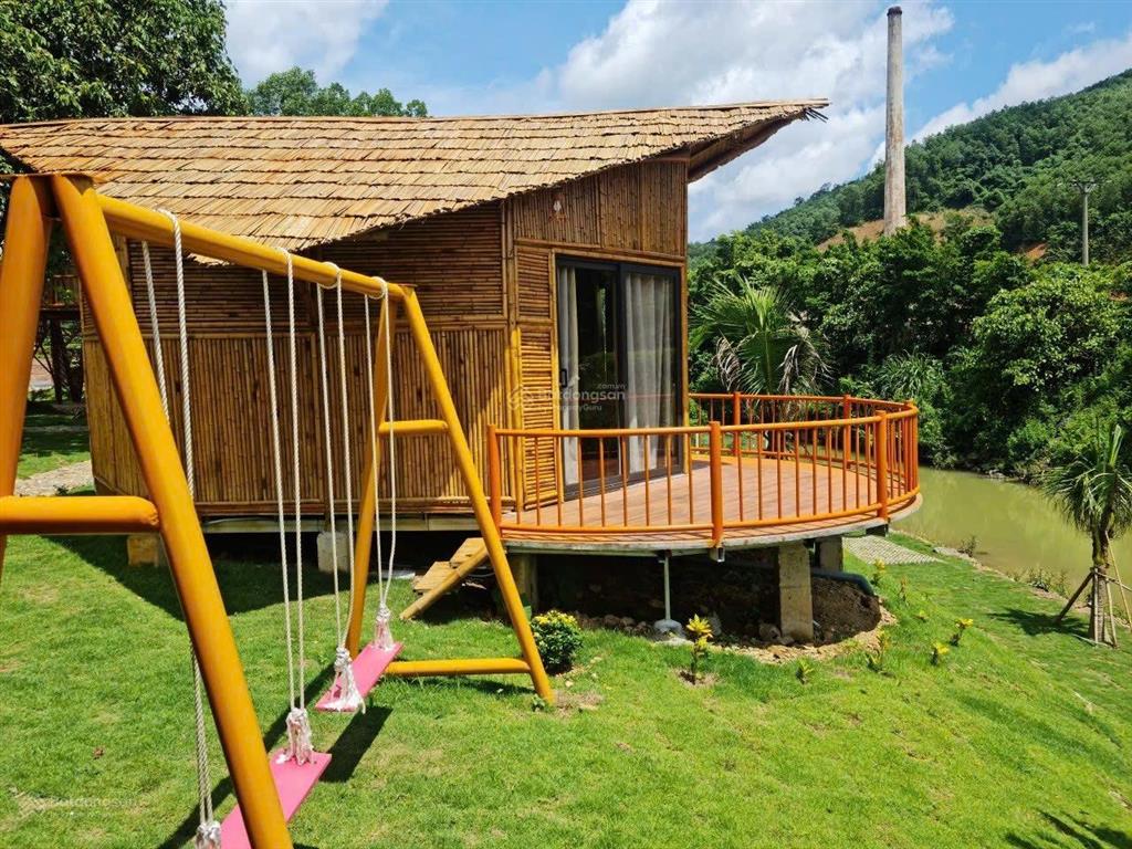 Cần bán homestay 1528m2 bám suối đang kinh doanh ổn định