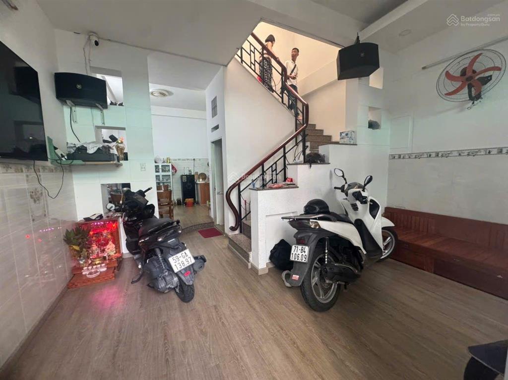 Chủ cần bán gấp nhà 3 tầng gần chợ tân sơn, trần thị trọng, p15, tân bình. dt 50m2, chỉ 5tỷ4 còn tl
