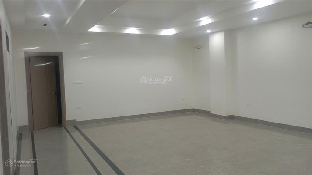 Cho thuê 200m2 tầng 1 nhà mặt tiền ngã 4 nam an khánh