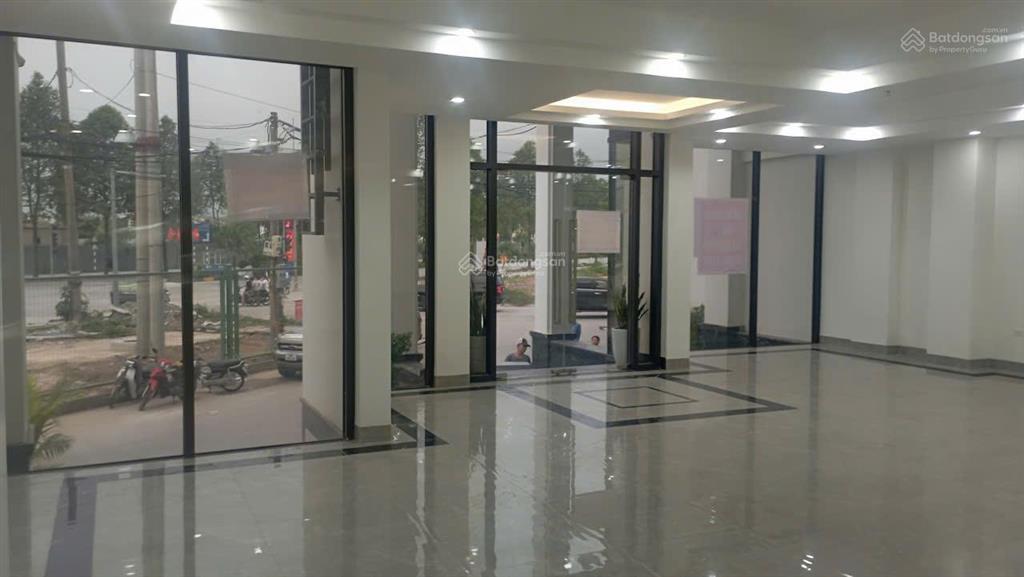 Cho thuê 200m2 tầng 1 nhà mặt tiền ngã 4 nam an khánh