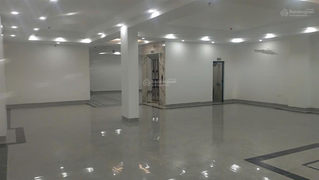 Cho thuê 200m2 tầng 1 nhà mặt tiền ngã 4 nam an khánh