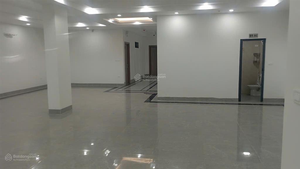 Cho thuê 200m2 tầng 1 nhà mặt tiền ngã 4 nam an khánh