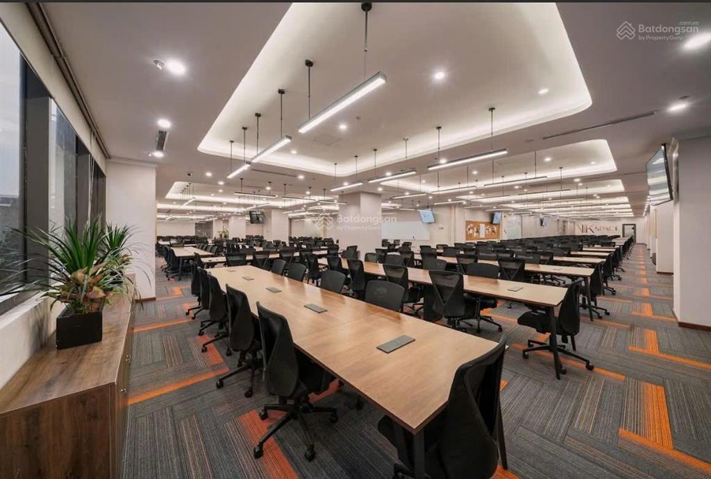 Cho thuê văn phòng diện tích lớn 800m2, sẵn thiết kế, thoáng đẹp, chỉ 260 nghìn/m2/th vào luôn