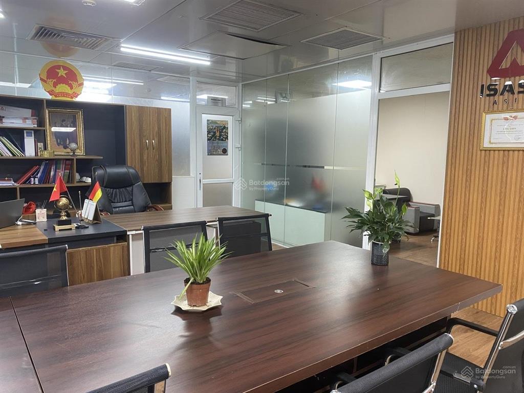 Cho thuê văn phòng khu kim mã, sát hồ tây 150m2, hoàn thiện sẵn đẹp  giá ưu đãi nếu thuê luôn