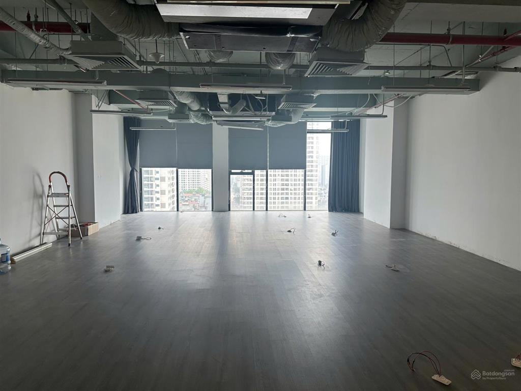 Cho thuê văn phòng đẹp 110m² tại gold season nguyễn tuân sàn gỗ, view mặt đường, bàn giao luôn