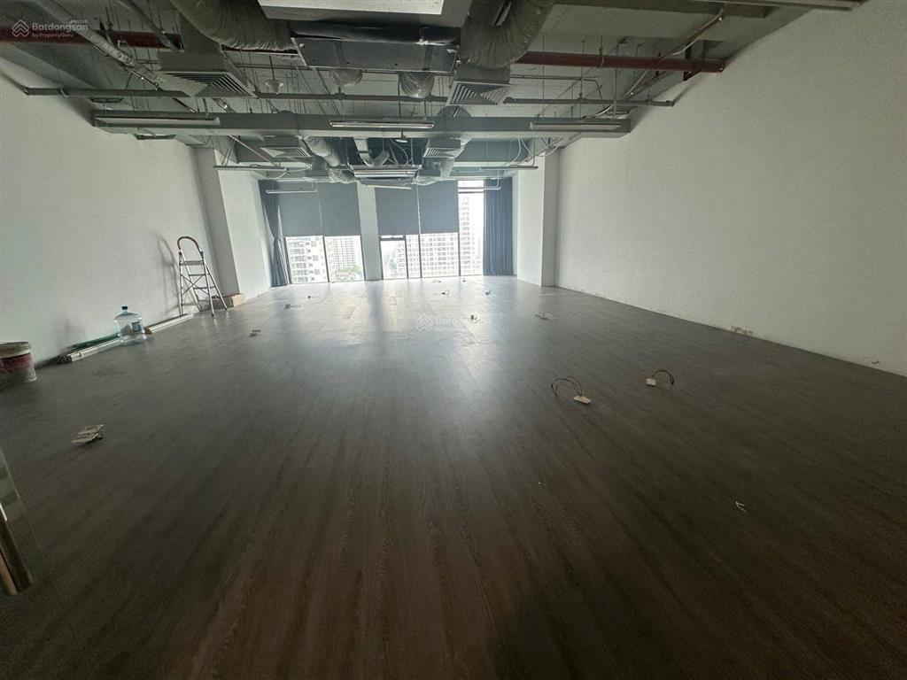 Cho thuê văn phòng đẹp 110m² tại gold season nguyễn tuân sàn gỗ, view mặt đường, bàn giao luôn