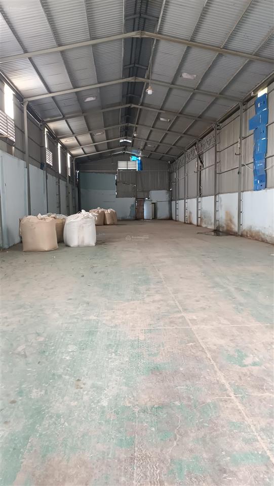 Cho thuê kho xưởng tổng dt 1000m2. dt xưởng 700m2. giá 30 triệu.  0934 794 *** mr long