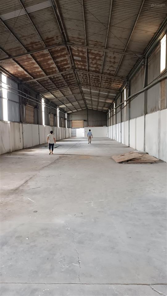 Cho thuê kho xưởng tổng dt 1000m2. dt xưởng 700m2. giá 30 triệu.  0934 794 *** mr long