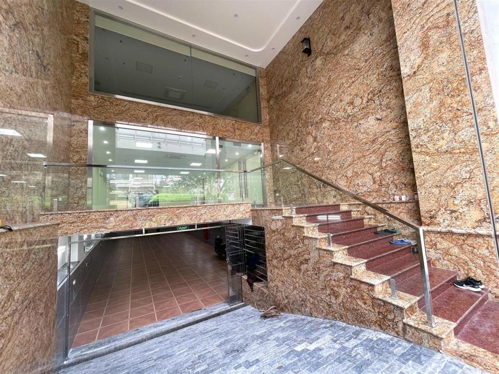 Cần cho thuê gấp toà nhà 8 tầng kdt linh đàm, tổng diện tích 1200m2. giâ 120tr/tháng