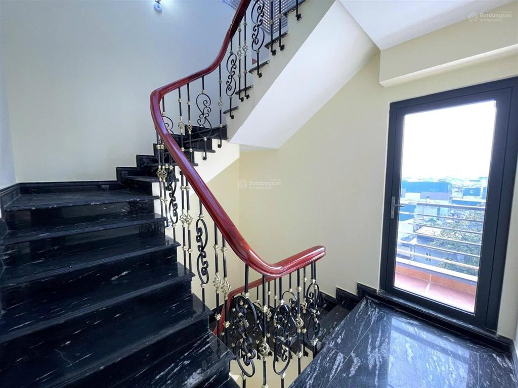 Cần cho thuê gấp toà nhà 8 tầng kdt linh đàm, tổng diện tích 1200m2. giâ 120tr/tháng