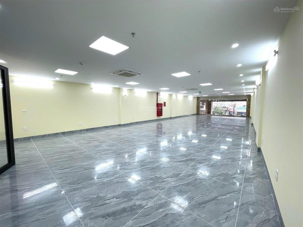 Cần cho thuê gấp toà nhà 8 tầng kdt linh đàm, tổng diện tích 1200m2. giâ 120tr/tháng