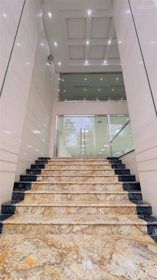 Cho thuê tòa nhà mp xã đàn  đống đa. dt 300m2, mt 10m, 9 tầng. giá 370 triệu/tháng