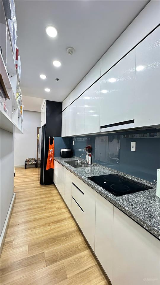 Bán căn hộ 2 phòng ngủ có ban công view nội khu, công viên và hồ bơi đẹp full nội thất 2,7 tỷ