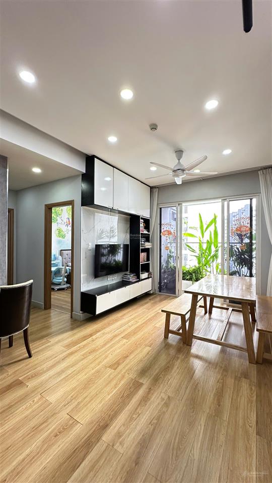 Bán căn hộ 2 phòng ngủ có ban công view nội khu, công viên và hồ bơi đẹp full nội thất 2,7 tỷ