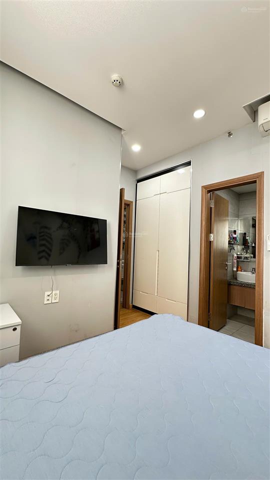Bán căn hộ 2 phòng ngủ có ban công view nội khu, công viên và hồ bơi đẹp full nội thất 2,7 tỷ