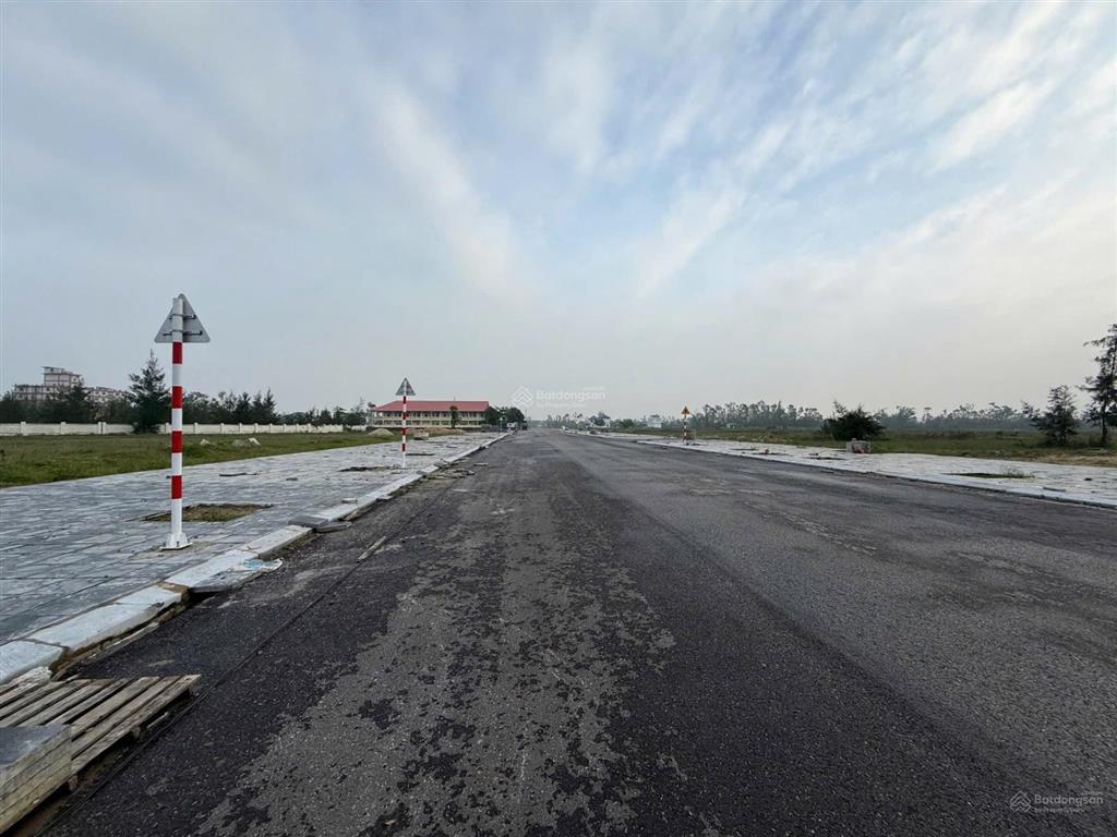 Đất đường dọc số 2 rộng 30m
đối diện cáp treo vinwoder cửa hội
cách biển chỉ 250m.diện tích 320m2