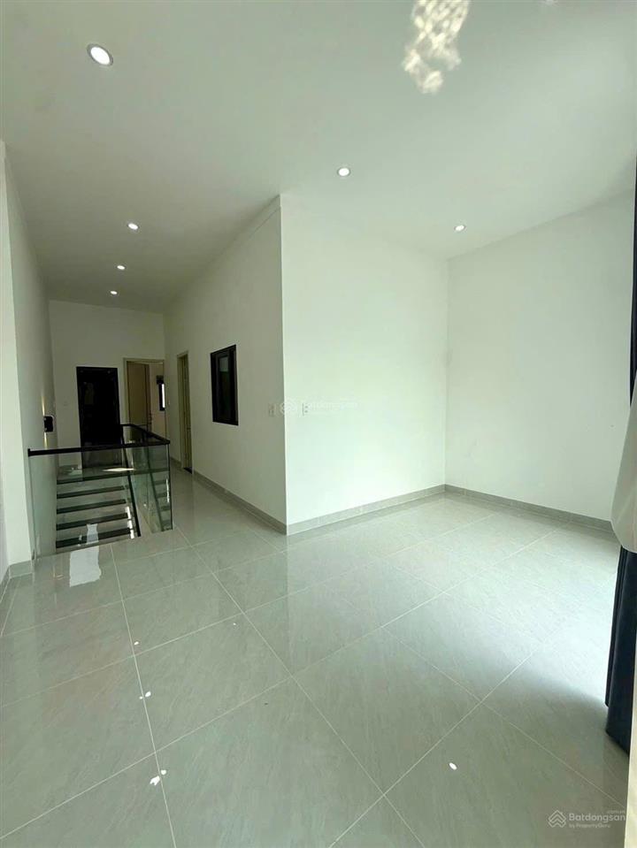 Nhà mới  phường phú mỹ  cách chợ phú mỹ 10 bước chân 5x16 sân ô tô giá chỉ 3 tỷ 550